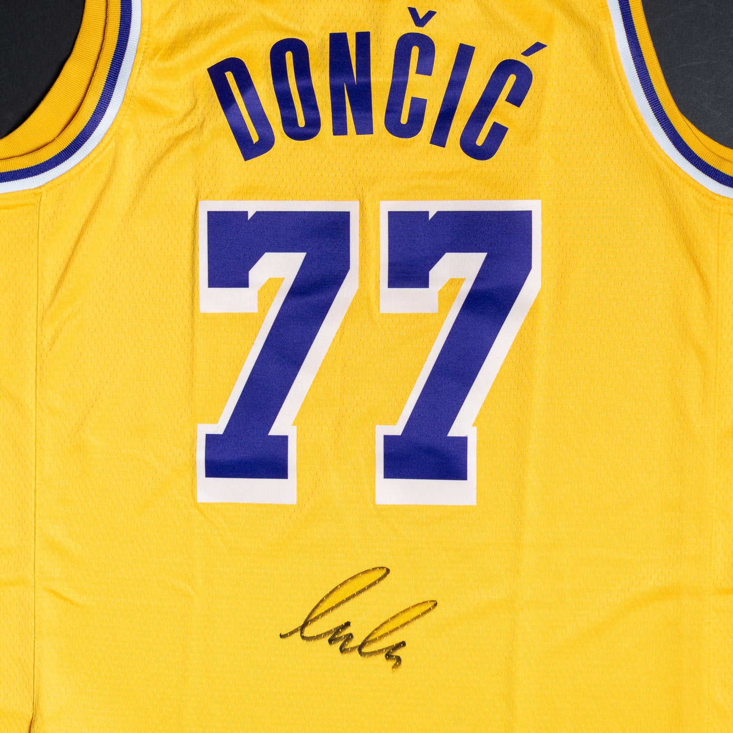 Luka Doncic Jersey Firmado - Los Angeles Lakers