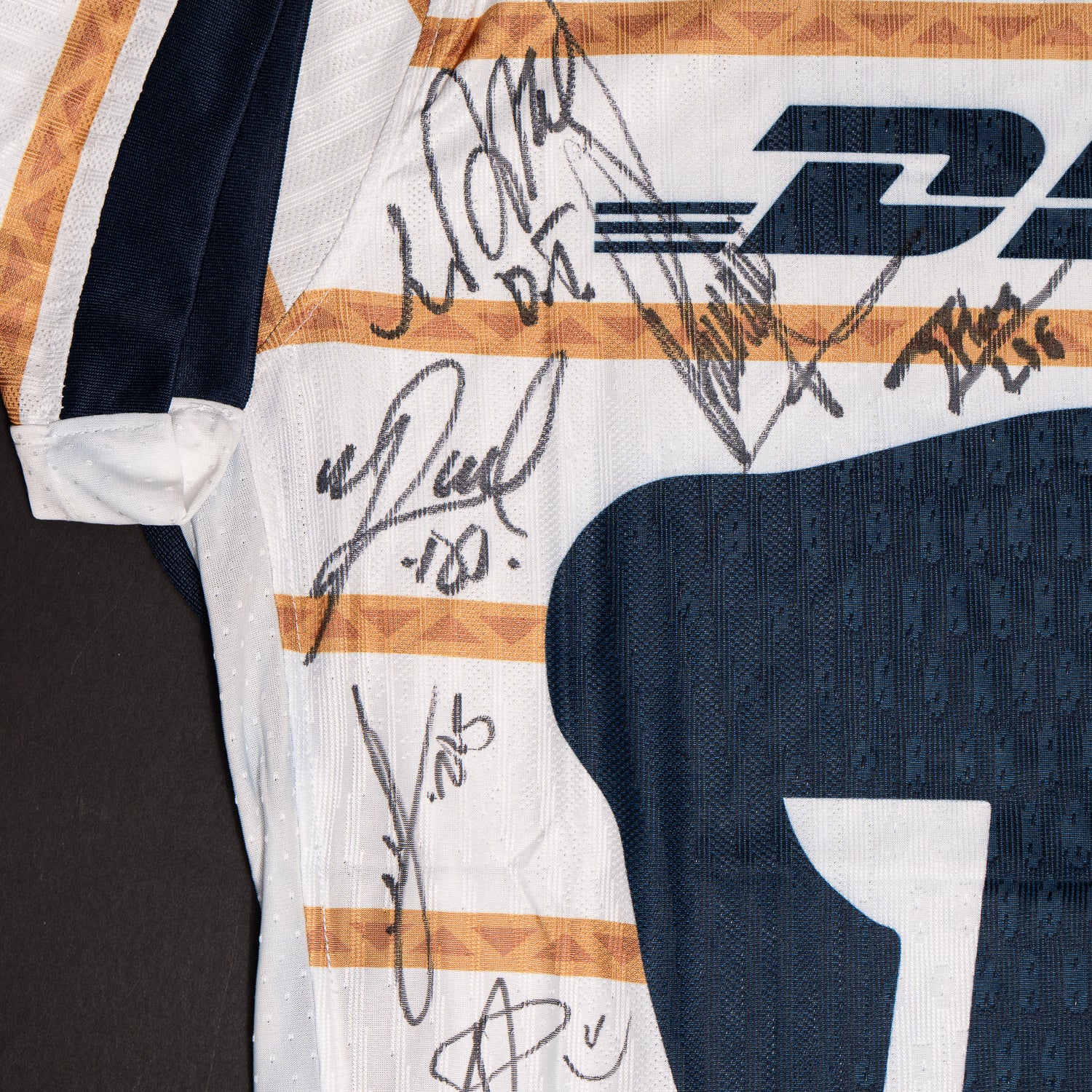 Jersey Firmado por Todo el Equipo Pumas- Temporada 2024-2025