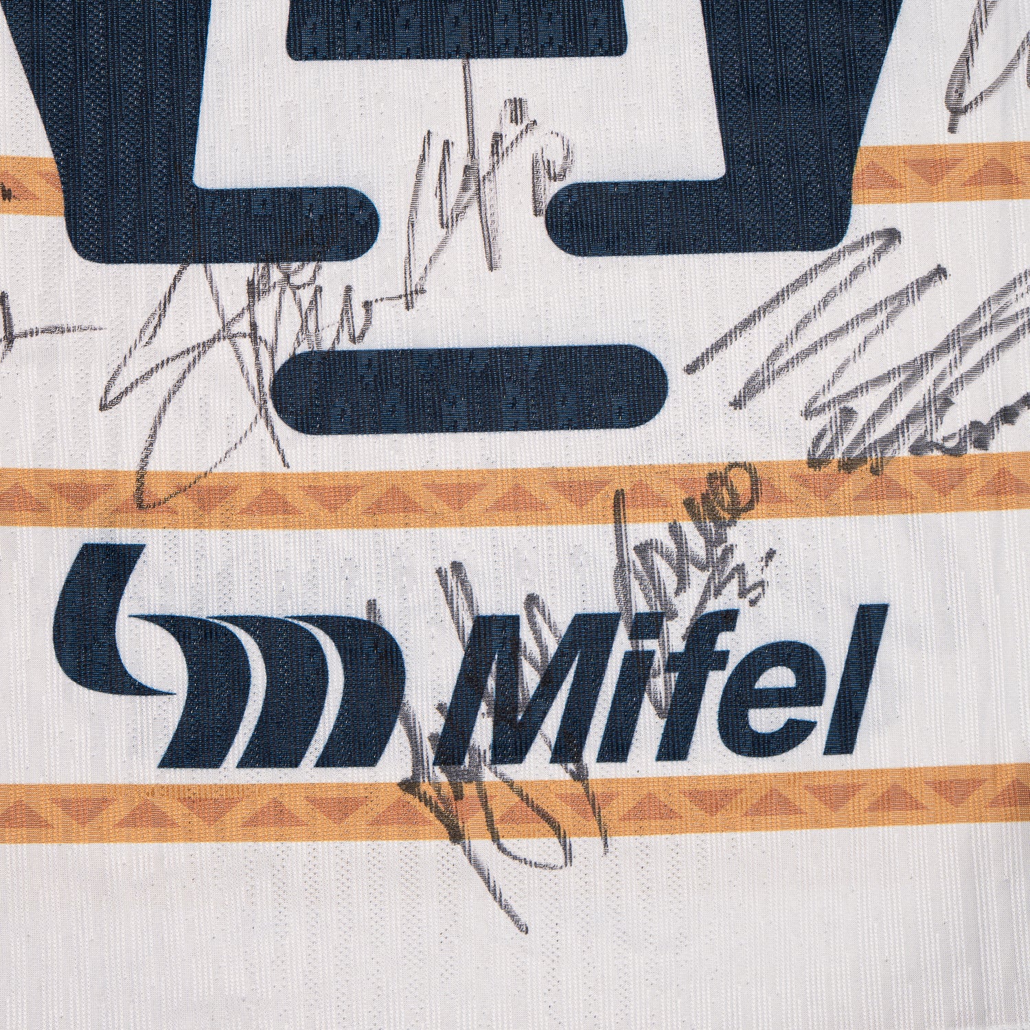Jersey Firmado por Todo el Equipo Pumas- Temporada 2024-2025